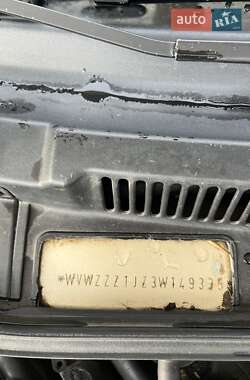 Хэтчбек Volkswagen Golf 2002 в 