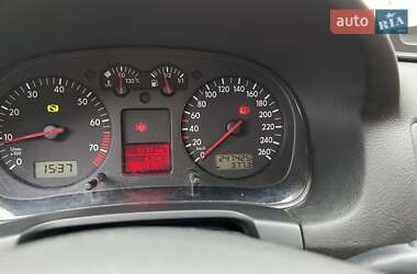Хэтчбек Volkswagen Golf 2002 в 