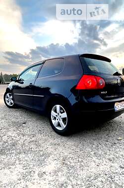 Хэтчбек Volkswagen Golf 2006 в Черновцах