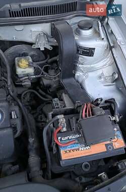Хэтчбек Volkswagen Golf 2000 в 