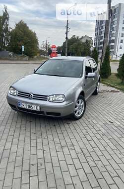 Хетчбек Volkswagen Golf 2002 в Березному