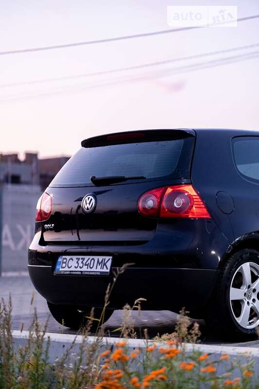 Хэтчбек Volkswagen Golf 2004 в Львове