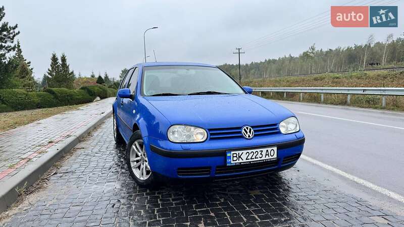 Хэтчбек Volkswagen Golf 2002 в Сарнах