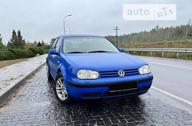 Хэтчбек Volkswagen Golf 2002 в Сарнах