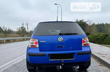 Хэтчбек Volkswagen Golf 2002 в Сарнах