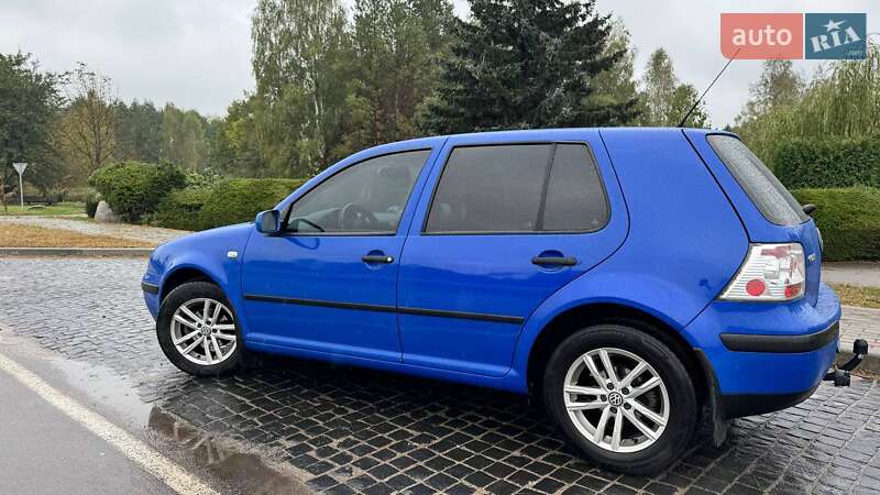 Хэтчбек Volkswagen Golf 2002 в Сарнах