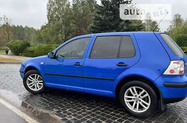 Хэтчбек Volkswagen Golf 2002 в Сарнах