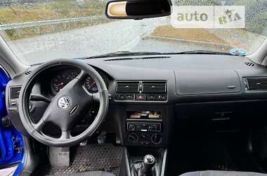 Хэтчбек Volkswagen Golf 2002 в Сарнах