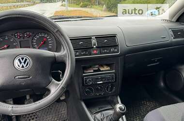 Хэтчбек Volkswagen Golf 2002 в Сарнах