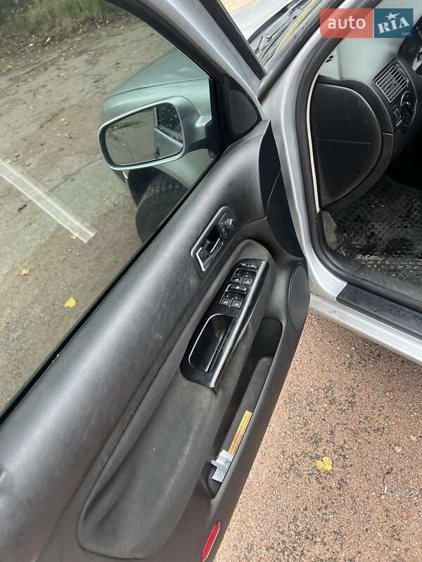 Хэтчбек Volkswagen Golf 2003 в Коростене