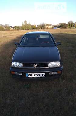 Хэтчбек Volkswagen Golf 1996 в Дубровице