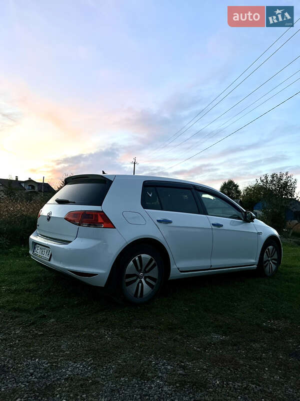 Хетчбек Volkswagen Golf 2016 в Чернівцях