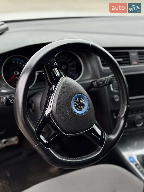 Хетчбек Volkswagen Golf 2016 в Чернівцях