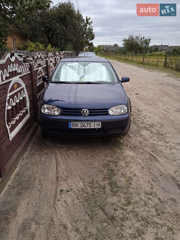 Фастбэк Volkswagen Golf 2001 в Ровно