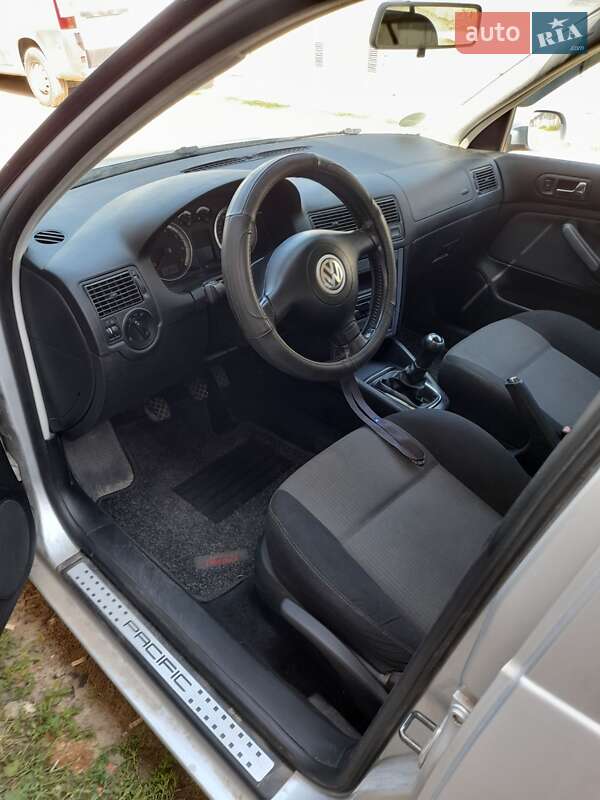 Хетчбек Volkswagen Golf 2003 в Тернополі