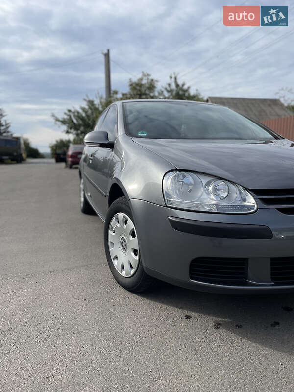 Хэтчбек Volkswagen Golf 2004 в Первомайске