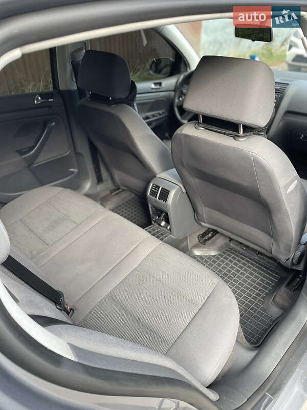 Хэтчбек Volkswagen Golf 2004 в Первомайске