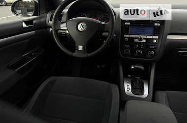 Хетчбек Volkswagen Golf 2005 в Чернівцях