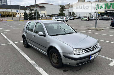 Хэтчбек Volkswagen Golf 2002 в Киеве