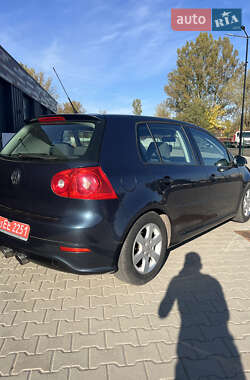 Хэтчбек Volkswagen Golf 2005 в Нововолынске