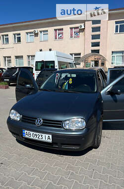 Хетчбек Volkswagen Golf 2001 в Києві