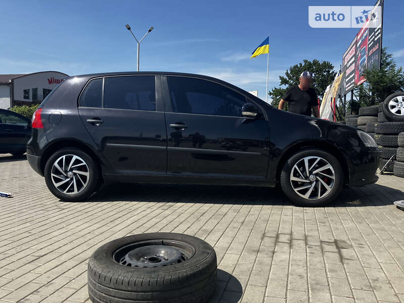 Хэтчбек Volkswagen Golf 2004 в Киеве