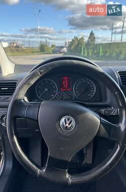 Хетчбек Volkswagen Golf 2005 в Вараші