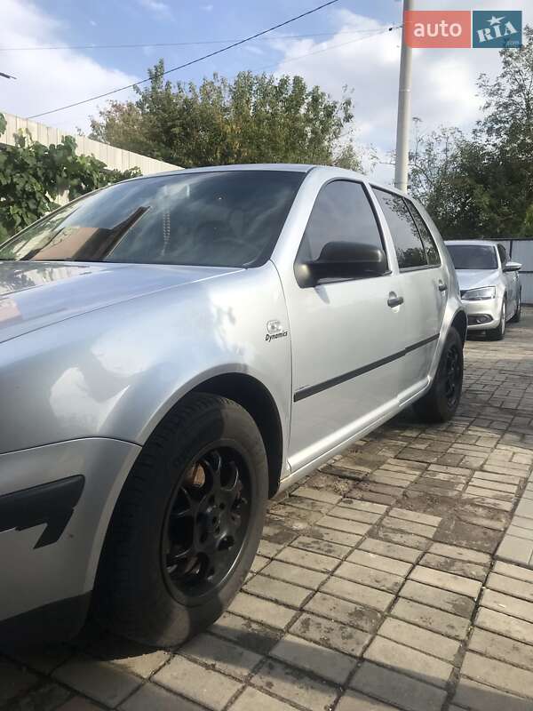 Хетчбек Volkswagen Golf 2003 в Києві
