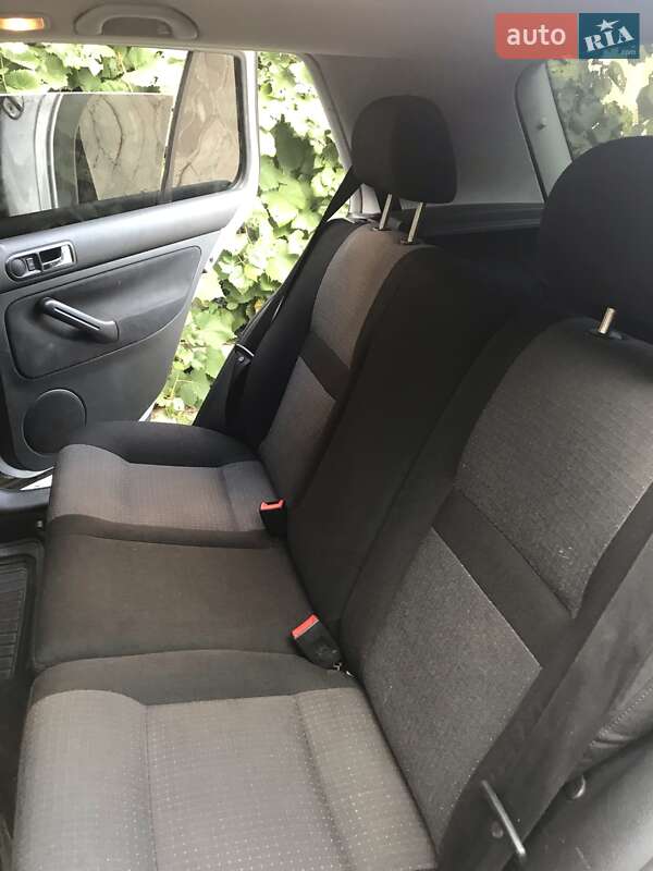 Хетчбек Volkswagen Golf 2003 в Києві