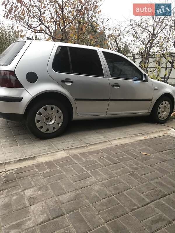 Хетчбек Volkswagen Golf 2003 в Києві