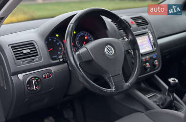 Хэтчбек Volkswagen Golf 2005 в Львове