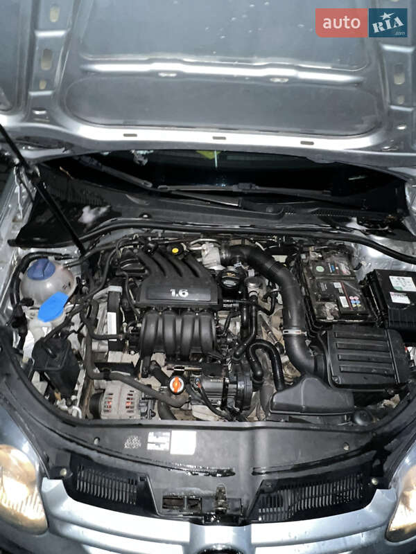 Хэтчбек Volkswagen Golf 2004 в Житомире