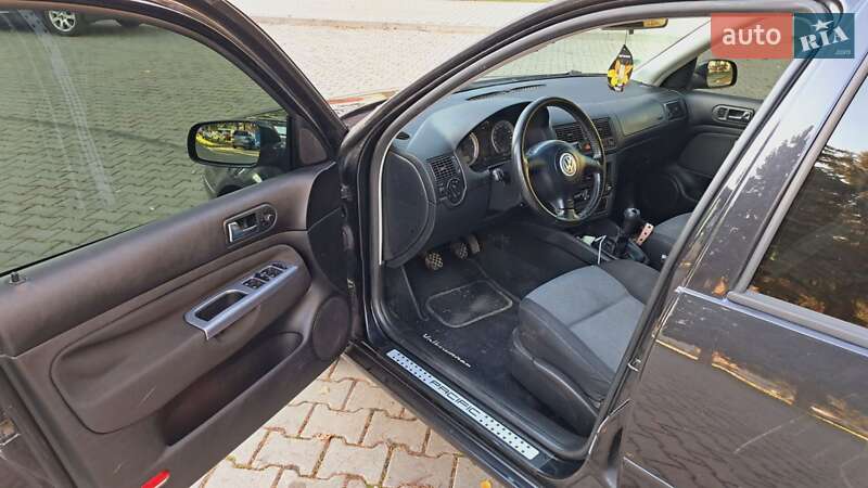 Хэтчбек Volkswagen Golf 2003 в Черновцах