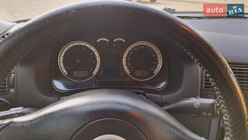 Хэтчбек Volkswagen Golf 2003 в Черновцах