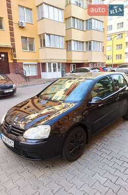 Хэтчбек Volkswagen Golf 2004 в Киеве