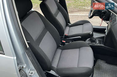 Хэтчбек Volkswagen Golf 2001 в 