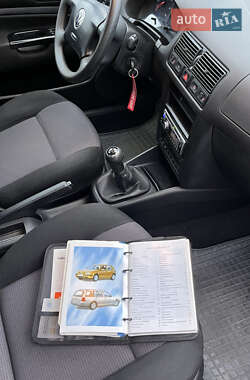 Хэтчбек Volkswagen Golf 2001 в 