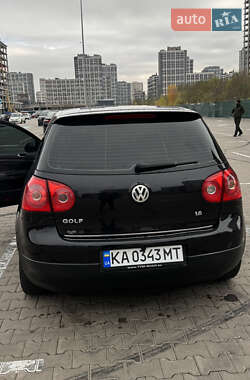 Хетчбек Volkswagen Golf 2004 в Києві