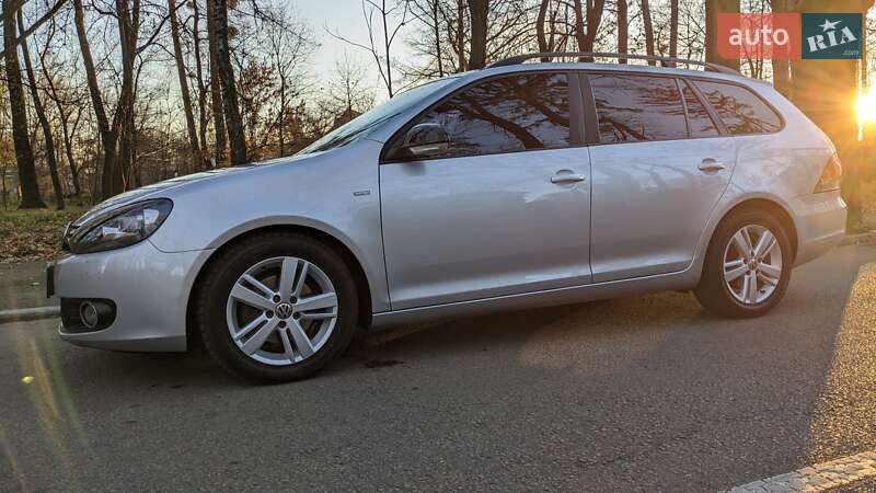 Універсал Volkswagen Golf 2013 в Чернівцях