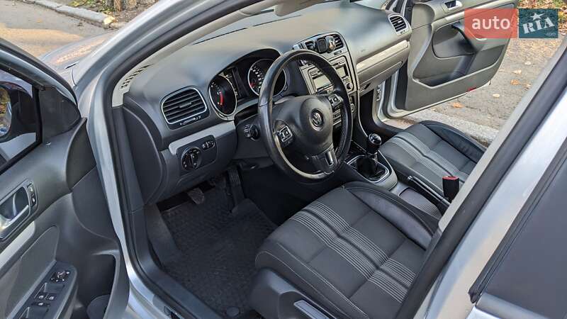 Універсал Volkswagen Golf 2013 в Чернівцях
