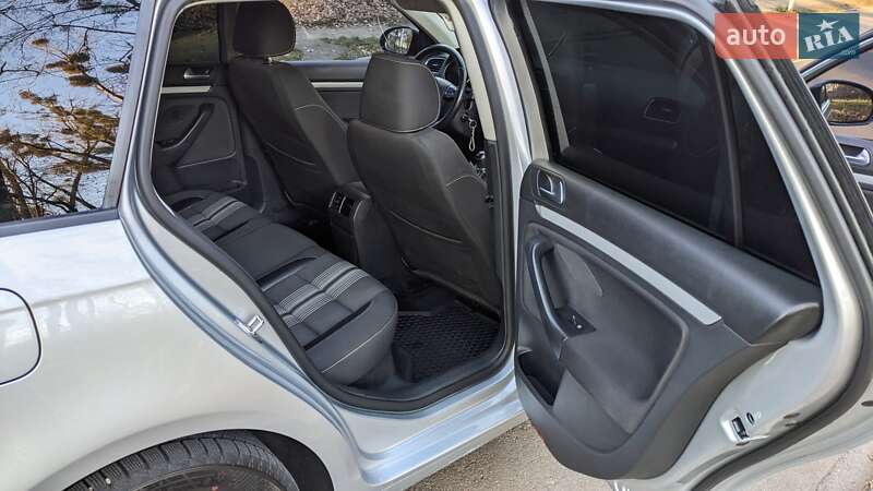 Універсал Volkswagen Golf 2013 в Чернівцях