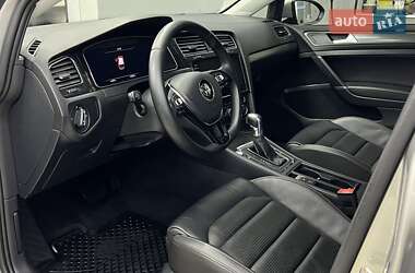 Хетчбек Volkswagen Golf 2018 в 