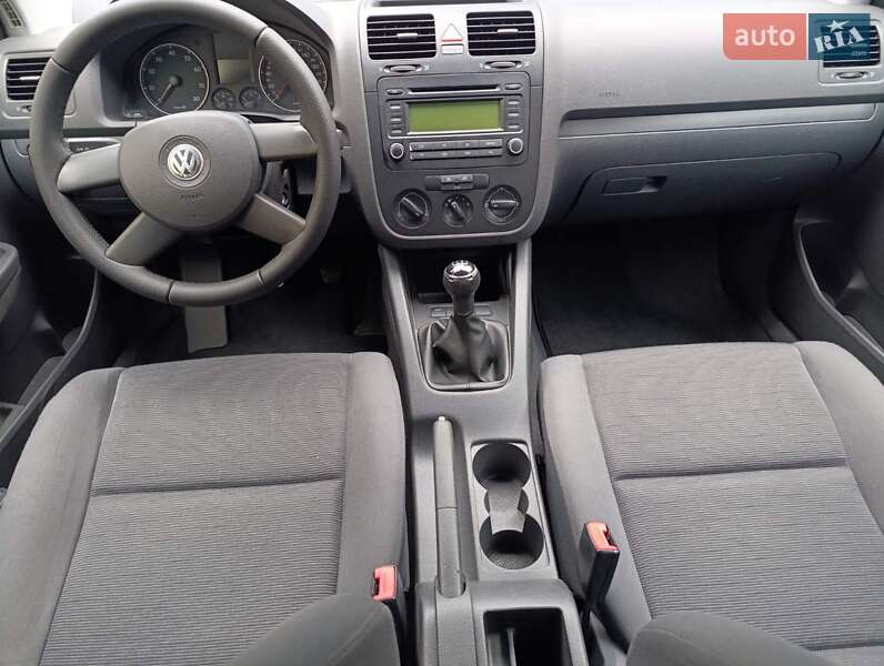 Хетчбек Volkswagen Golf 2004 в Старокостянтинові