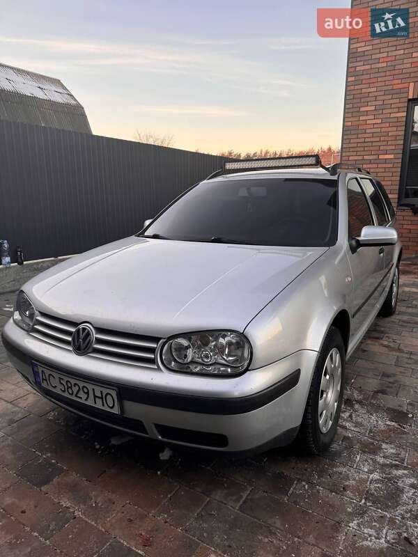 Універсал Volkswagen Golf 2002 в Цумані