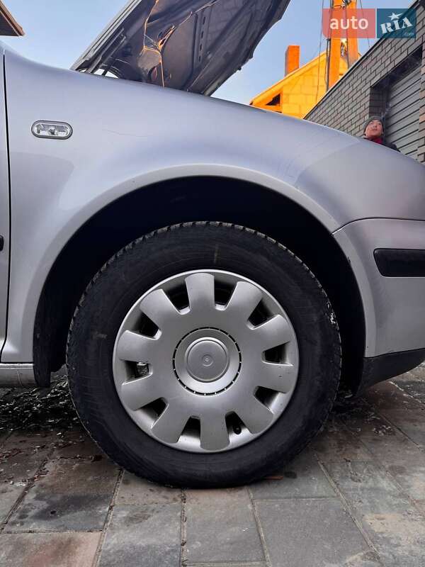 Універсал Volkswagen Golf 2002 в Цумані