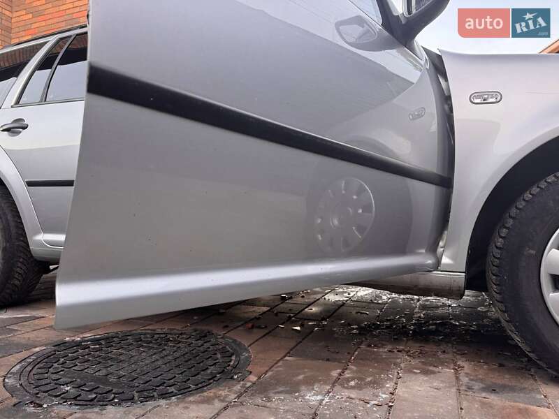 Універсал Volkswagen Golf 2002 в Цумані