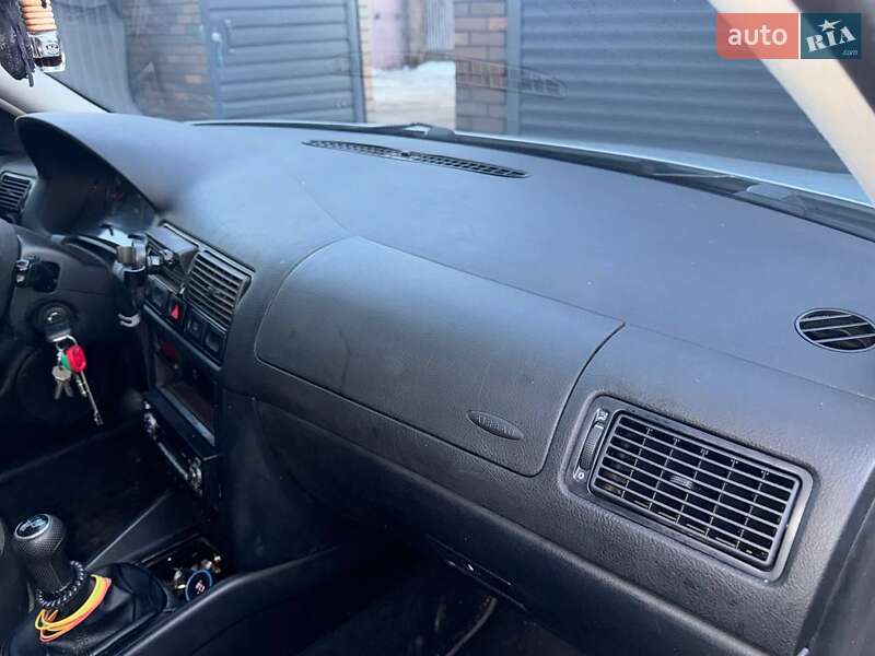 Універсал Volkswagen Golf 2002 в Цумані