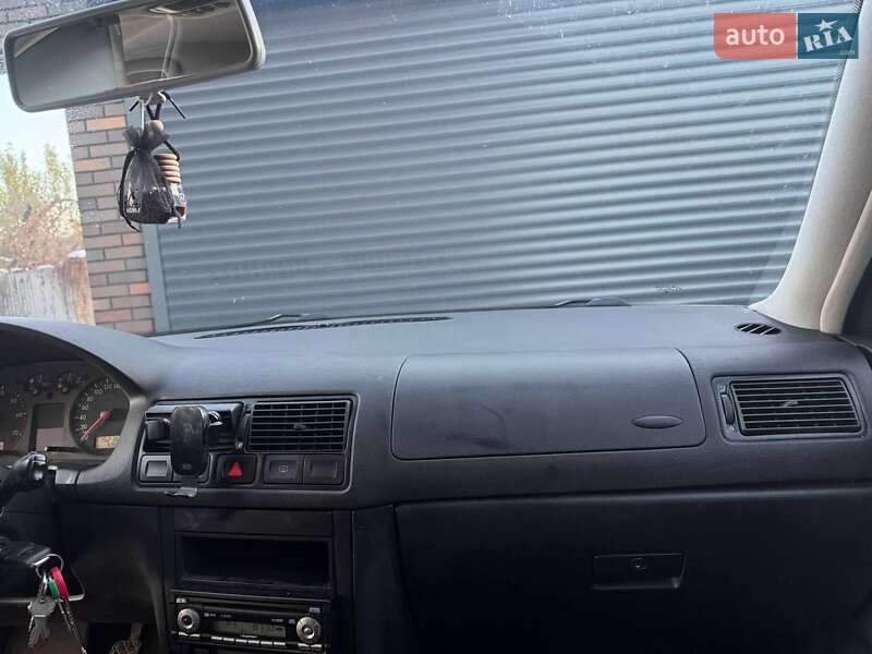 Універсал Volkswagen Golf 2002 в Цумані