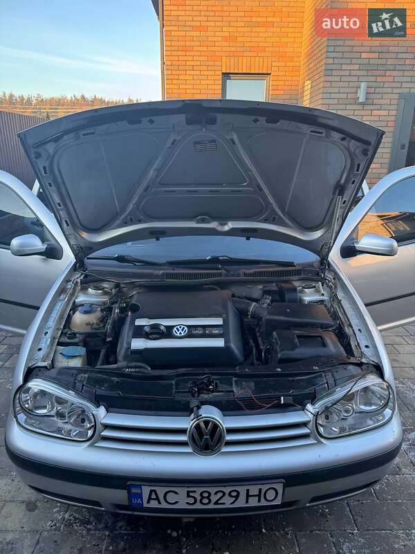 Універсал Volkswagen Golf 2002 в Цумані