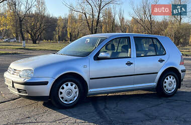 Хэтчбек Volkswagen Golf 2001 в 